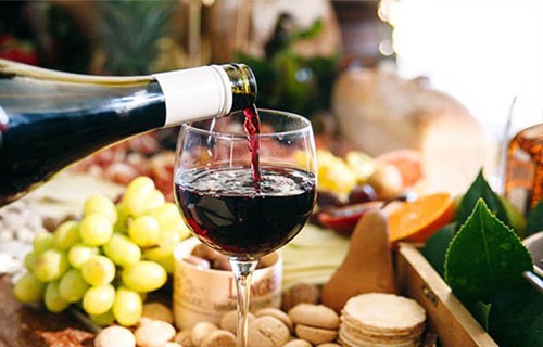 Uống rượu vang đỏ giúp giảm mỡ máu