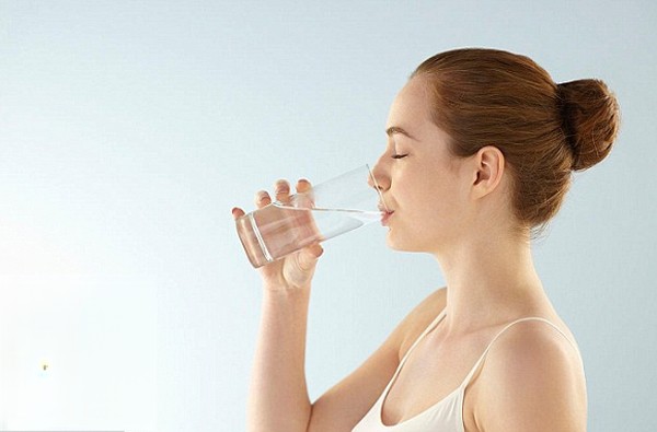 Hãy uống nhiều nước khi bị sốt