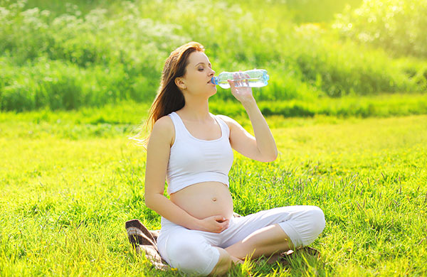 Bà bầu nên uống nhiều nước lọc trong thai kỳ