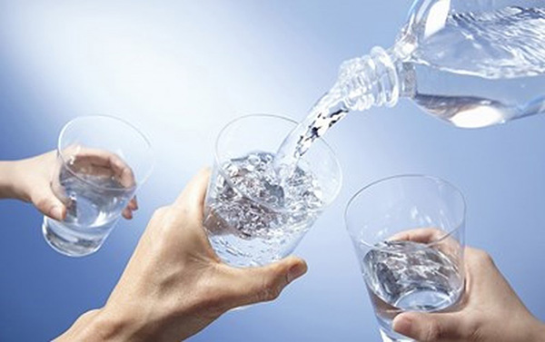 uống 2 lít nước mỗi ngày