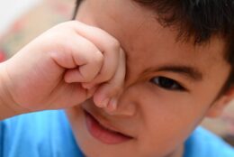 Đau mắt đỏ ở trẻ em và cách chữa trị