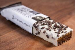 Có nên sử dụng protein bar không và những lưu ý khi sử dụng thanh protein